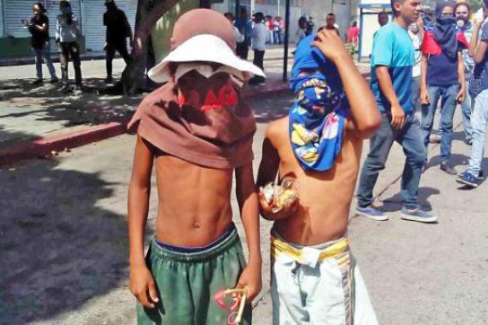 Kinder bei Protesten der Opposition in Venezuela