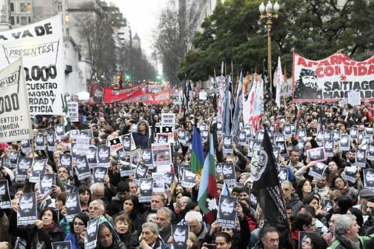 Zehntausende demonstrierten am 11. August auf der Plaza de Mayo in Buenos Aires gegen das "Verschwindenlassen" von Santiago Maldonado