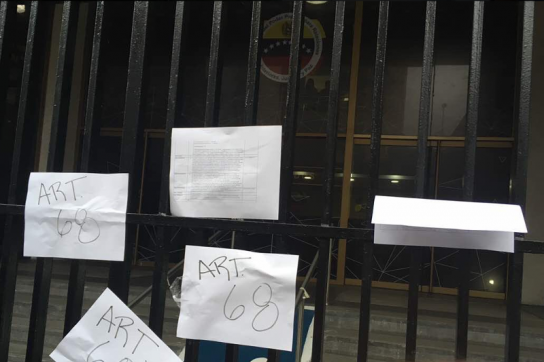 Parlamentsabgeordnete berufen sich am Tor vom Innen- und Justizministerium auf "Garantie friedlicher Demonstrationen" in der Verfassung von Venezuela Parlamentsabgeordnete berufen sich auf Verfassung von Venezuela