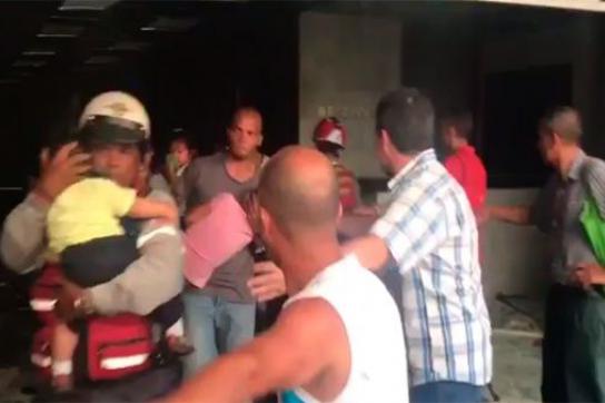 Evakuierung von Kindern aus einem brennenden Ministerium in Caracas, Venezuela