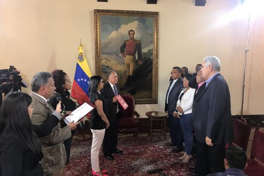 Gouverneure beim Amtseid in Venezuela