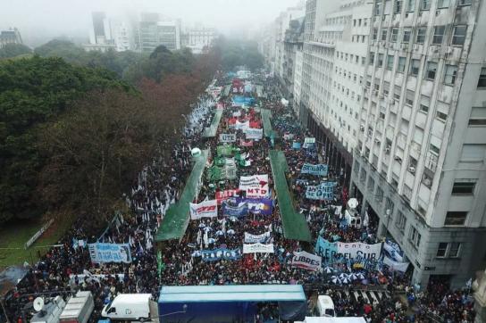 Hunderttausende Menschen demonstrierten unter dem Slogan "Nie wieder" gegen die von Präsident Macri erlassene Reform der argentinischen Streitkräfte