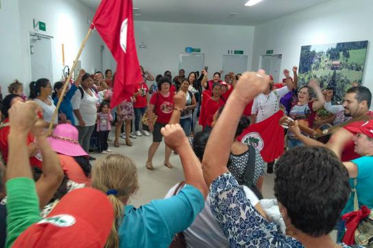 Landlose Frauen in Brasilien protestieren mit der Besetzung des Incra-Sitzes in Florianópolis im Bundesstaat Santa Catarina gegen den Stopp der Agrarreform