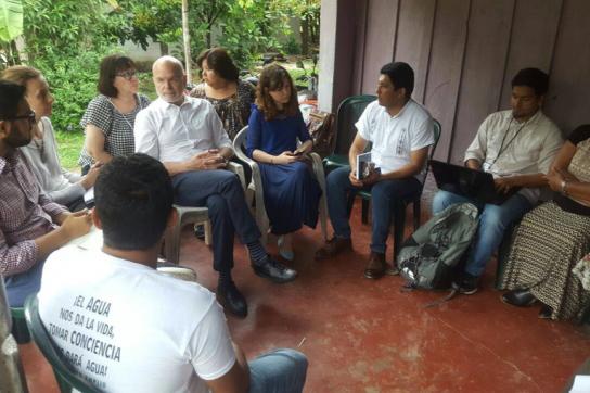 UN-Sonderberichterstatter Michel Forst (im weißen Hemd) besuchte Umweltaktivisten im Blockadecamp in
Pajuiles, Honduras