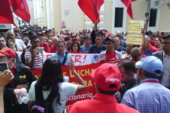 Demonstrierende am Donnerstag im Zentrum von Caracas fordern von der Regierung eine "revolutionäre Lösung der Wirtschaftskrise"
