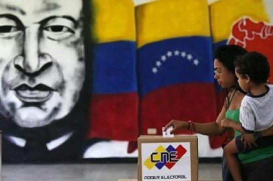 In einem von 14.382 Wahllokalen. Die regierende sozialistische Partei gewann die Lokalwahlen in Venezuela