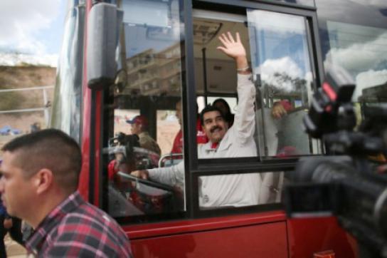 Venezuelas Präsident Maduro, der früher als Busfahrer tätig war, in einem der "roten Busse" des staatlichen SITSSA-Systems