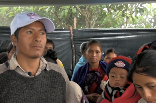 Vertriebene indigene Familien im Hochland von Chiapas kommen in dem Video zu Wort