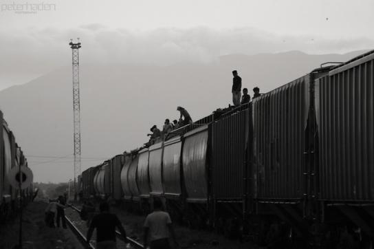 Für Migranten können die Reisen mit Güterzügen lebensbedrohlich sein Migranten auf einem Güterzug in Zentralamerika
