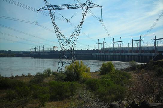 Das Wasserkraftwerk am Staudamm von Salto Grande an der Grenze von Argentinien zu Paraguay soll wegen Leitungsschäden einer der beiden "Hauptschuldigen" für den Stromausfall sein
