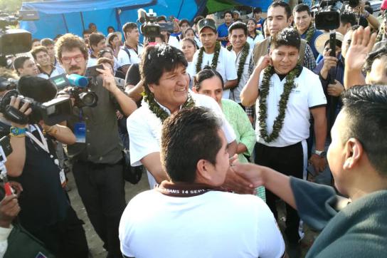 Evo Morales vor der Stimmabgabe in der Gemeinde Villa 14 de Septiembre in Cochabamba
