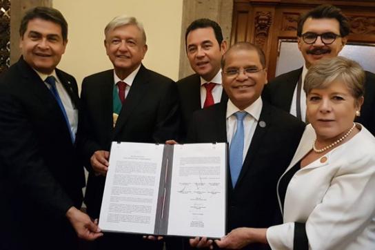 Die Generalsekretärin der Cepal, Alicia Bárcena (rechts) präsentierte im Beisein des mexikanischen Präsidenten López Obrador (3.v.l.) einen Plan, um der massenhaften Migration in Zentralamerika entgegenzuwirken
