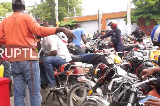 Motorradtaxis sind eines der wichtigsten Verkehrsmittel in Haiti. Seit Wochen gibt es kein Benzin mehr für sie (Screenshot)