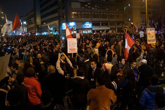 Tausende Demonstrierende wie hier in Lima forderten am Donnerstag vergangener Woche Neuwahlen ein Demonstrierende in Lima. Jemand hält ein Schild mit dem Spruch "Que se vayan todos" hoch.