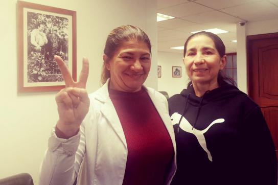 Omaira Rojas Cabrera alias Sonia (rechts im Bild) nach ihrer Freilassung mit Farc-Senatorin Sandra Ramírez