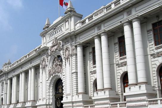 Der Präsident hat den Kongress von Peru abgesetzt