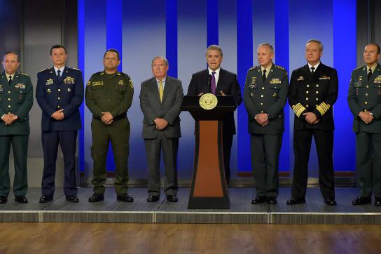 Führung der kolumbianischen Sicherheitskräfte seit Dezember. In der Mitte Präsident Iván Duque, rechts von ihm Verteidigungsminister Guillermo Botero