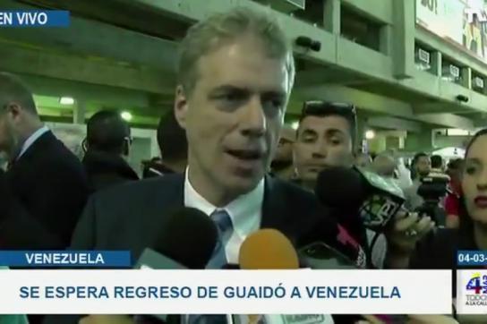Der deutsche Botschafter Daniel Kriener empfing Guaidó am internationalen Flughafen Simón Bolívar (Screenshot). Rechts unten eingeblendet: Aufruf der Opposition, auf die Straße zu gehen