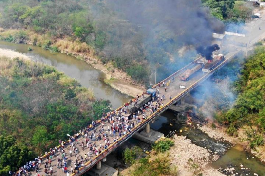 Ein brennender LKW und Anhänger des selbsternannten Interimspräsidenten Guaidó auf der kolumbianischen Seite der Grenzbrücke Francisco de Paula Santander