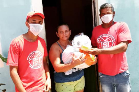 Gegen den Corona-Virus verteilt die Wohnungslosenbewegung MTST Desinfektionsmittel, hier in Maceió. Präsident Jair Bolsonaro nennt den Virus "eine kleine Grippe".