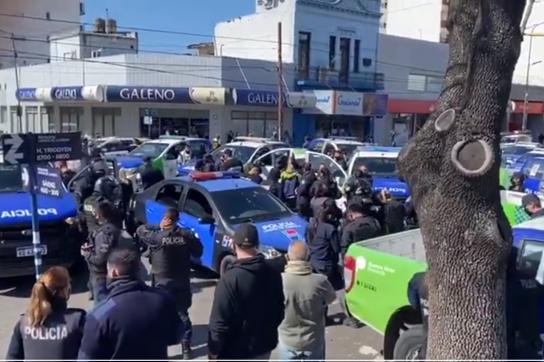 Polizisten demonstrierten in der Provinz Buenos Aires, auch vor dem Amtssitz des Präsidenten (Screenshot)