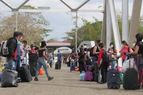Mehr als 2.400 Venezuela kamen in den letzten Tagen aus Kolumbien über die Grenze in den Bundeststaat Apure