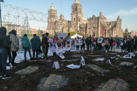 Die Demonstrierenden haben symbolische Gräber angelegt, um Aufklärung und Gerechtigkeit zu fordern. "Wenn Amlo nicht zu den Gräbern geht, werden die Gräber zu ihm kommen", steht auf ihren Transparenten