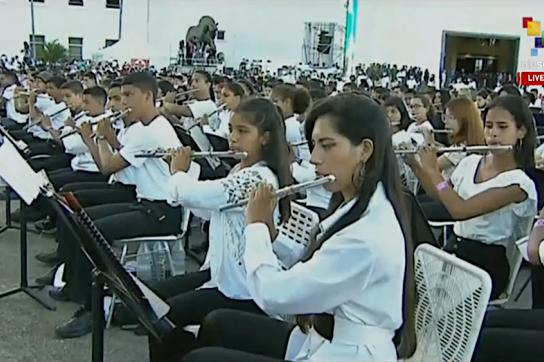 Venezuelas Jugend- und Kinderorchester spielt sich mit Tschaikovski ins Guinness-Buch der Rekorde