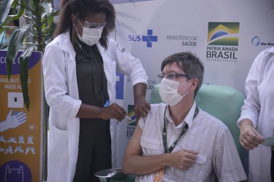 Wie in anderen Ländern findet der Impfstart in Brasilien vor laufenden Kameras statt