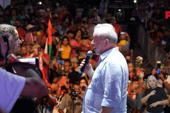 Lula im Wahlkampf. Er und weitere prominente PT-Mitglieder bedroht