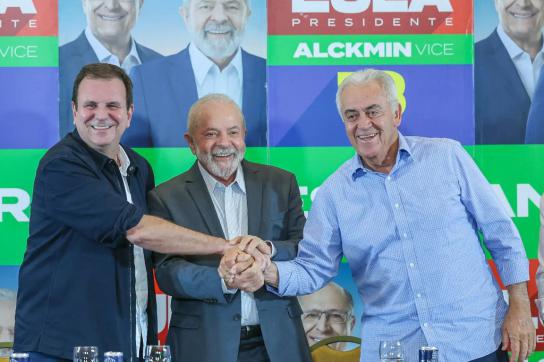 Die PSD-Politiker Eduardo Paes, Präfekt von Rio de Janeiro (links) und Senator Alencar (rechts) mit Lula da Silva am Donnerstag in São Paulo
