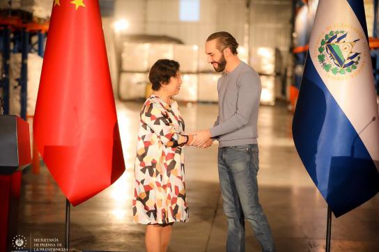 Chinas Botschafterin Ou Jianhong und El Salvadors Präsident Nayib Bukele
