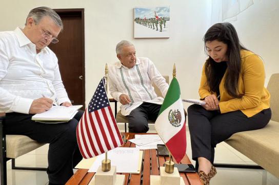 López Obrador bei der Vorbereitung des Videotelefonats mit Biden. Ebenfalls dabei: sein Außenminister Marcelo Ebrard