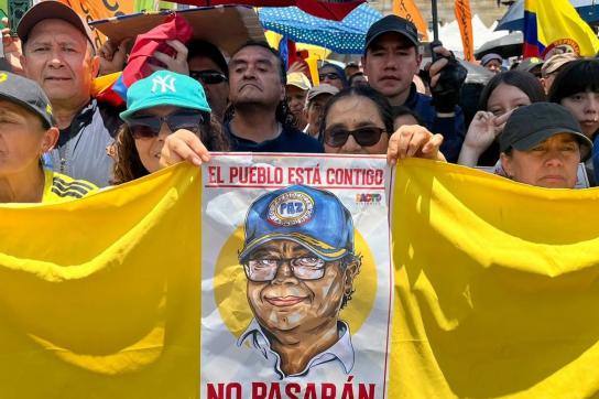 Demo in Bogotá. Plakat oben: "Das Volk steht hinter dir". Unten: "Sie werden nicht durchkommen"