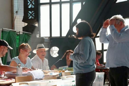 Stimmabgabe in einem Wahllokal