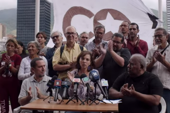 Pressekonferenz über Gründung von Comunes. Sitzend von links nach rechts: Antonio González Plessmann, Thais Rodríguez, Eduardo Sánchez. (Screenshot)