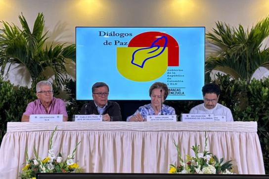 Mitglieder der Friedensdelegationen (v.li.n.re.): Aureliano Carbonell, Pablo Beltrán (ELN), Vera Grabe, Senator Iván Cepeda (Regierung)