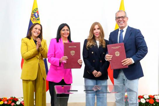 Kolumbien und Venezuela kündigen eine "binationalen Friedens- und Handelszone" an. Unterzeichnung des Abkommens in Venezuela
