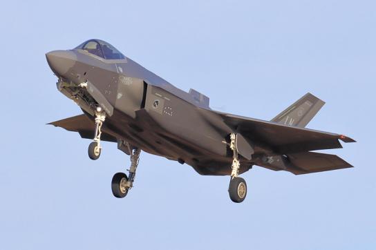 Eine F-35 im Landeanflug. Der Kampfjet kann Ziele in der Luft und auf dem Boden bekämpfen