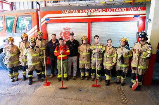 Feuerwehr und Brigadisten der Firma CMPC im Dezember 2024 bei der Vorbereitung auf die Waldbrandsaison 2025