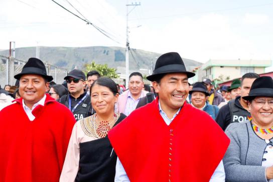 Ist Leonidas Iza (2.v r.) der Königsmacher für die kommende Stichwahl um die Präsidentschaft in Ecuador?