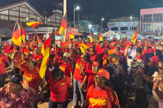 Anhänger der People’s Progressive Party/Civic (PPP/C) des amtierenden Präsidenten Irfaan Ali mit den Fahnen der Partei