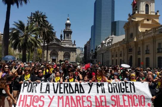 Demonstration in Chile von HMS (Hijo:as y Madres del Silencio, Kinder und Mütter des Schweigens) Frauen demonstrieren in Chile gegen Zwangsadoptionen