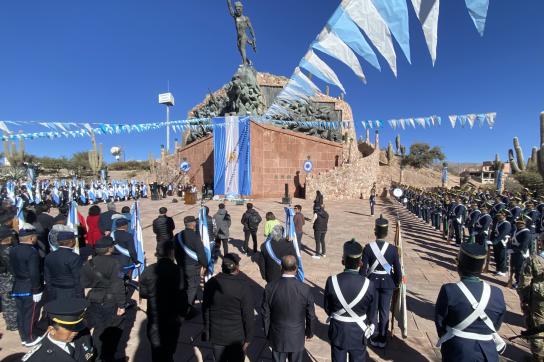 Zeremonie vor dem Monument für die Unabhängigkeit in Humahuaca