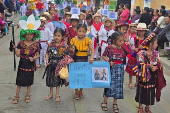 Schülerinnen fordern in Totonicapán Freiheit für die indigenen Autoritäten
