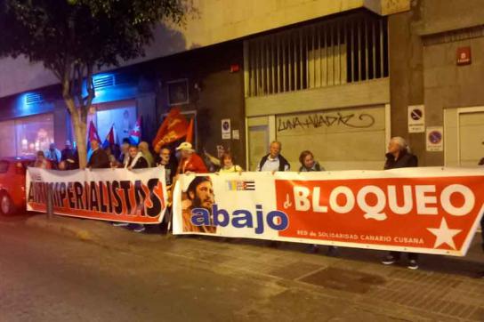 Protest vor dem US-Konsulat in Las Palmas, Gran Canaria, gegen die Einschränkung der Geldüberweisungen und die US-Blockade.
