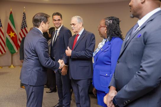 Außenminister Ramdin empfängt Außenminister Rubio bei seinem Besuch in Suriname auf dem J.A. Pengel Airport