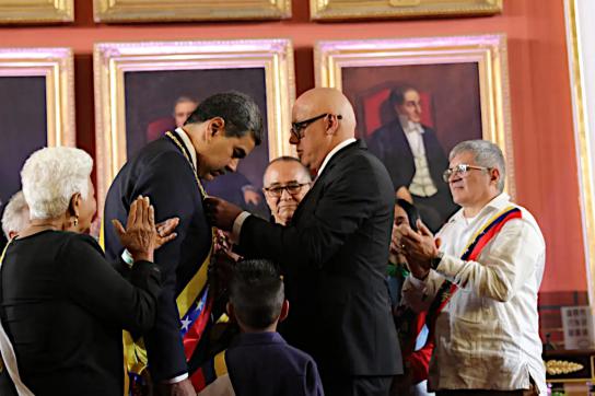 Parlamentspräsident Jorge Rodríguez vereidigte Maduro und legte ihm die Präsidentenschärpe um