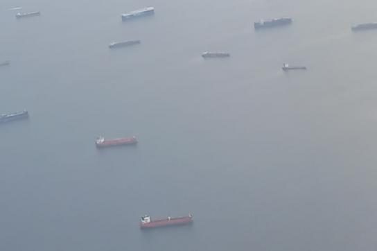 Stau vor dem Panamakanal: Rund 100 Frachtschiffe warten auf Durchfahrt