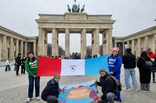 Umweltschützer*innen aus Mexiko protestieren gegen das mit deutschen Steuergeldern finanzierte Chemiewerk.